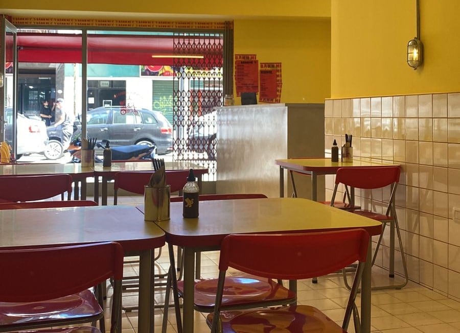 Desde el interior del restaurante se ve la agitada zona cercana a la Facultad de medicina