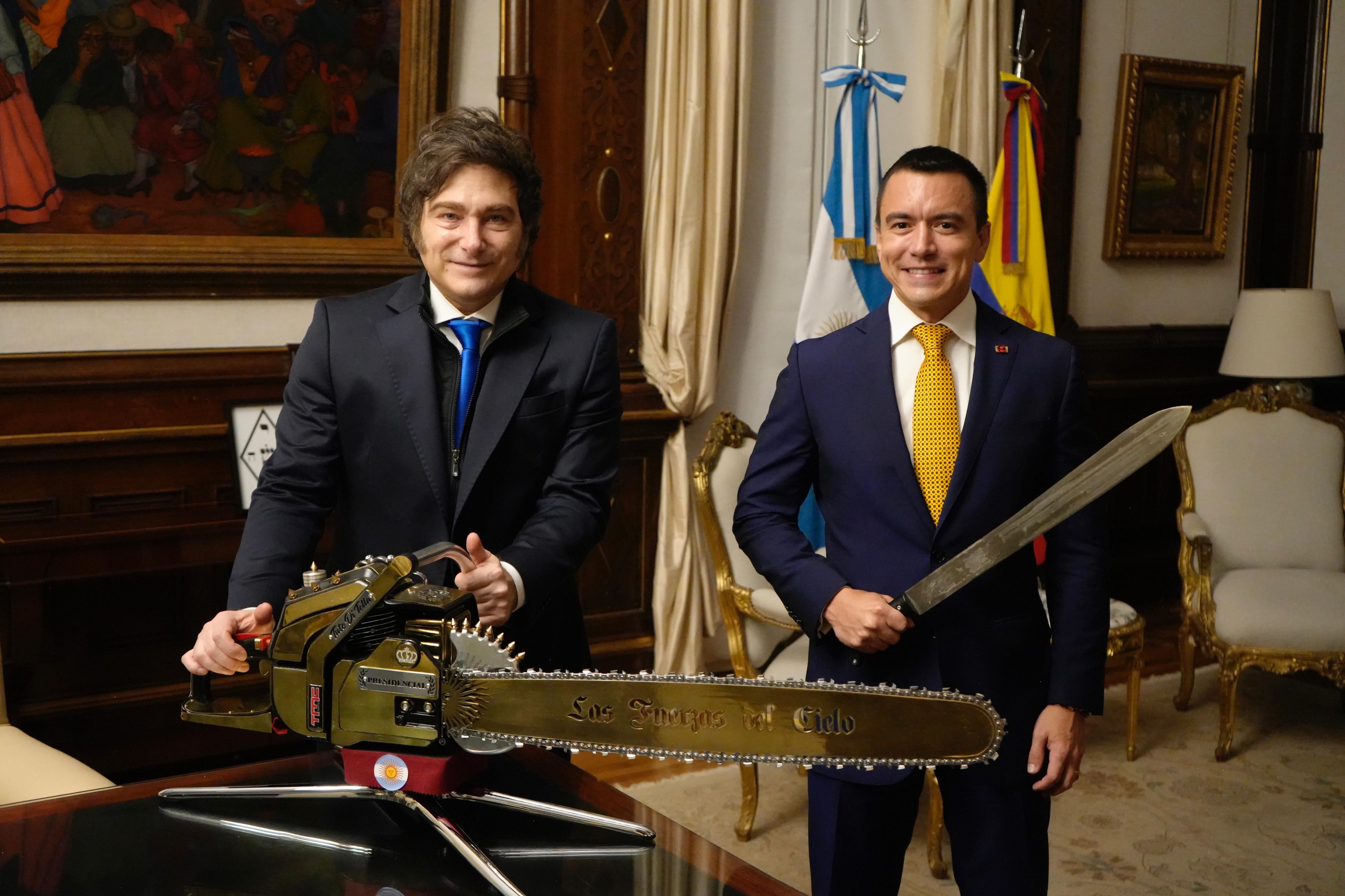 Milei y Noboa, con la motosierra del mandatario argentino, en el despacho presidencial