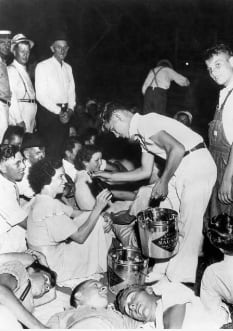 La noche previa al 14 de agosto de 1936, vecinos y visitantes acamparon en el estacionamiento baldío esperando la ejecución de Bethea (Foto: Getty Images)