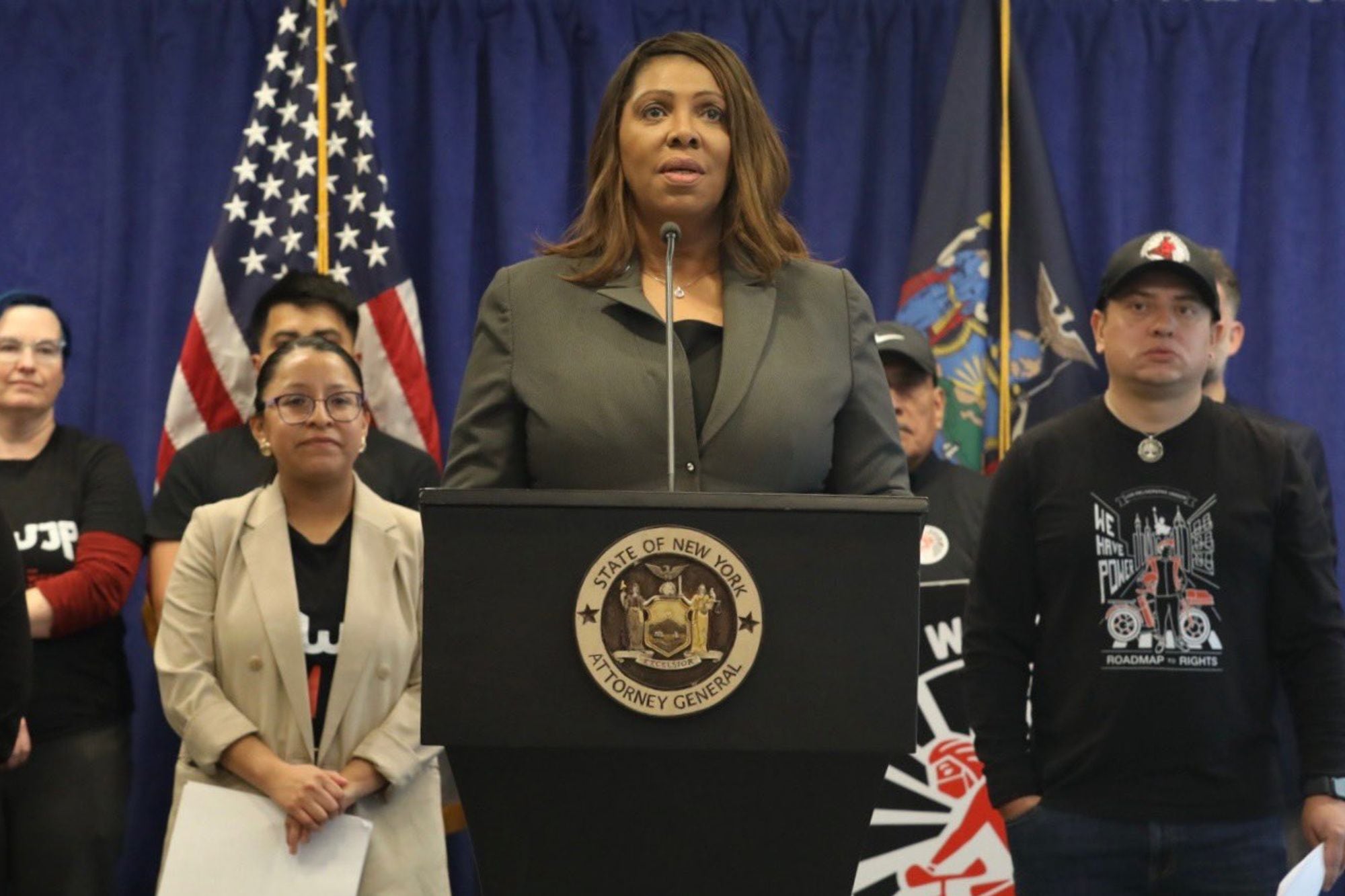 La acusación federal se centra en un préstamo hipotecario de 2020 donde James declaró falsamente que usaría una propiedad en Norfolk, Virginia como residencia secundaria, para obtener condiciones crediticias más favorables