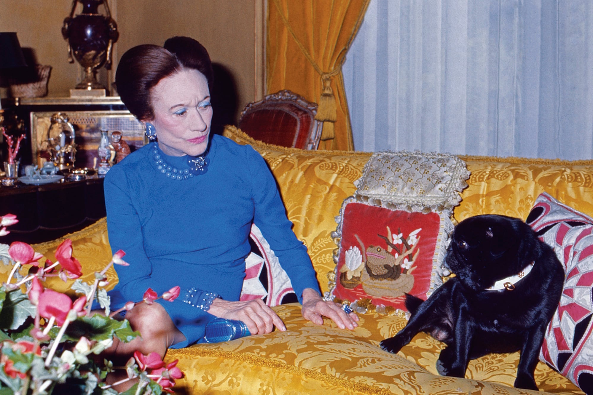 Con uno de sus perros Pug en su casa en Bois Boulogne, en octubre de 1974