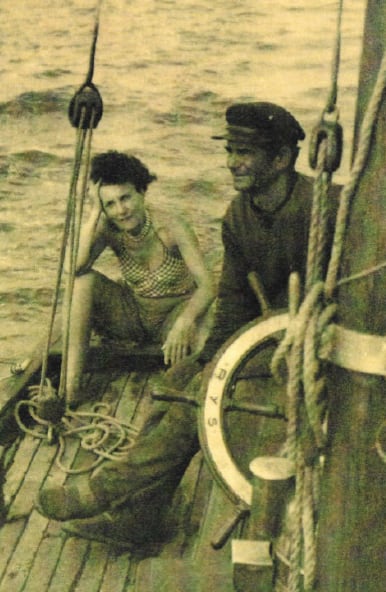 Marga en el velero que compró antes de viajar a Tánger (Foto en Cautiva en Arabia, de Morató)