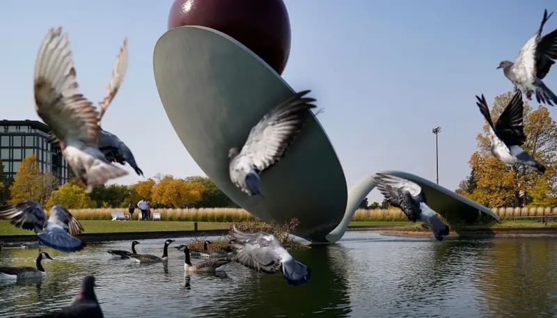 Spoonbridge and Cherry es una fuente de 10 metros de altura en el Jardín de Esculturas de Minneapolis