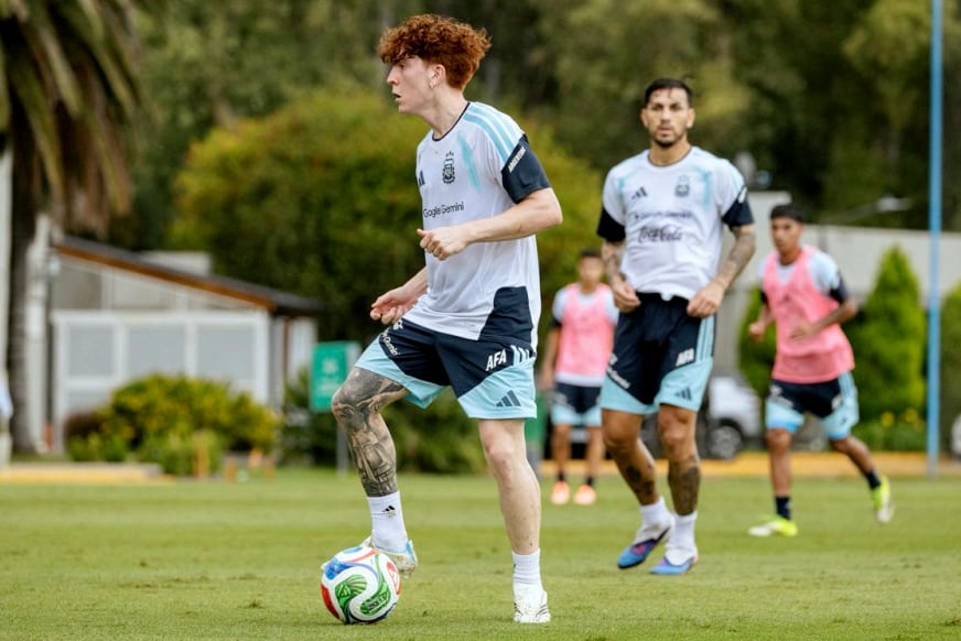 La selección argentina venció 1-0 a la Sub 20, mientras Scaloni piensa en variantes para jugar ante Zambia 9 Valentín Barco sumó minutos y podría hacerlo también el martes, siendo uno de los elogiados por el entrenador