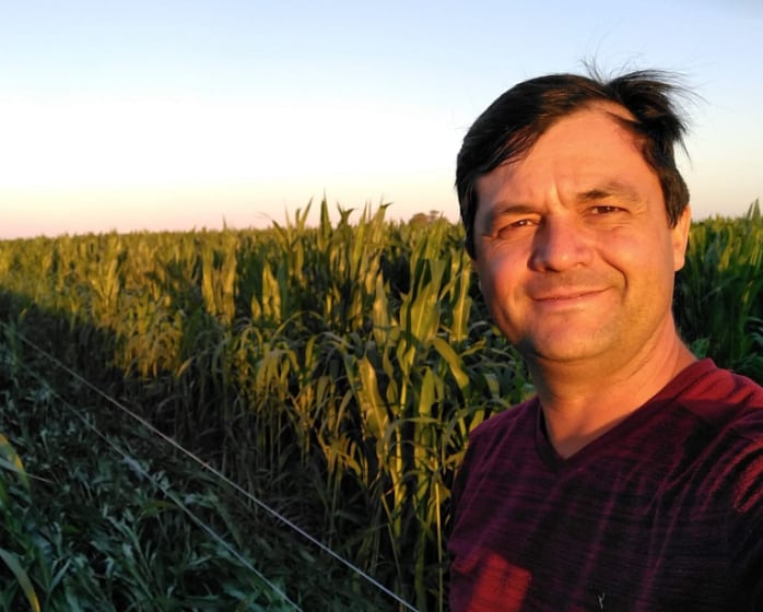 El productor Marcelo Thomas en febrero, en un lote de maíz antes de las lluvias