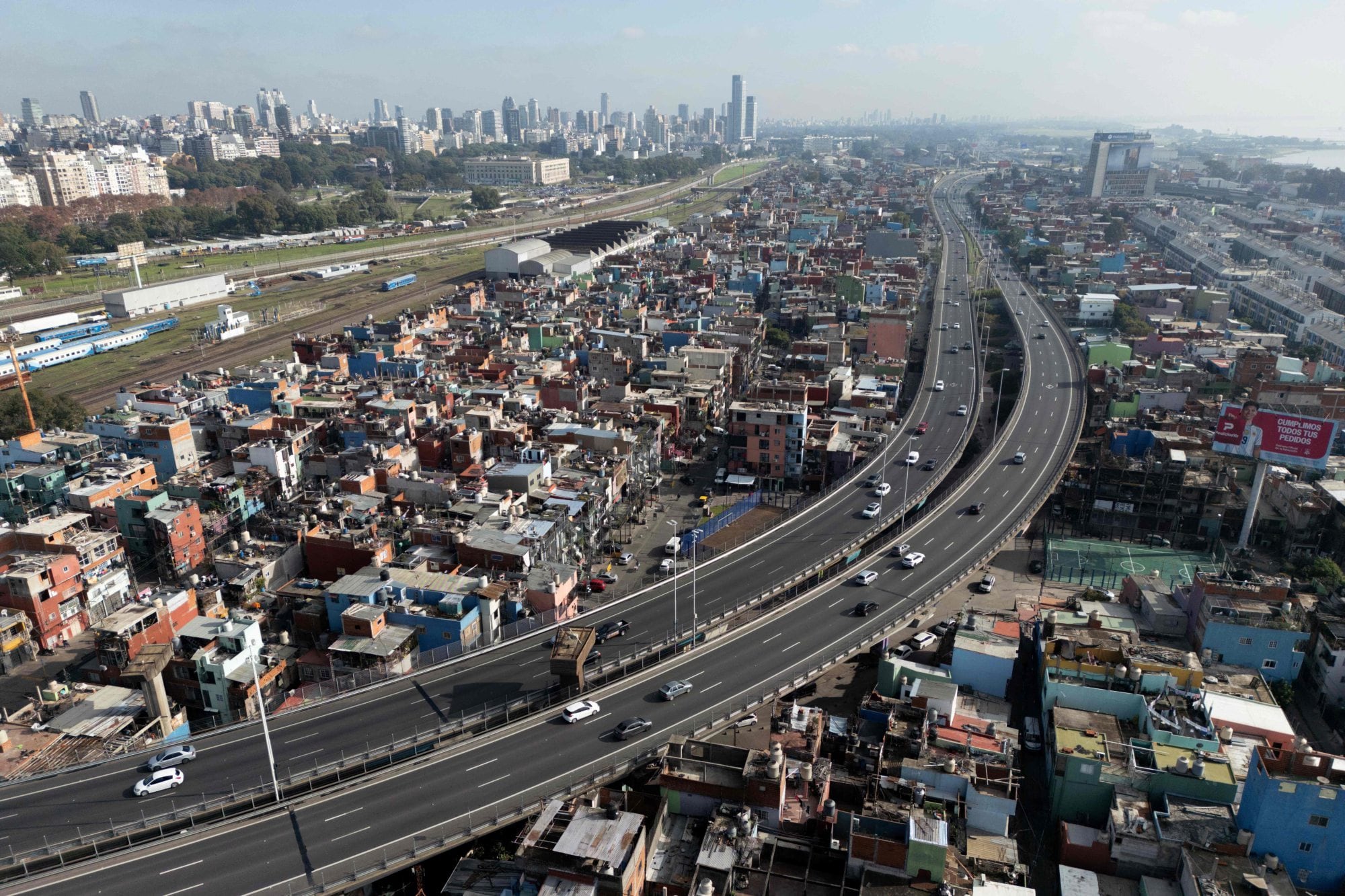 Una vista aérea del barrio Padre Carlos Mujica (Photo by Luis ROBAYO / AFP)