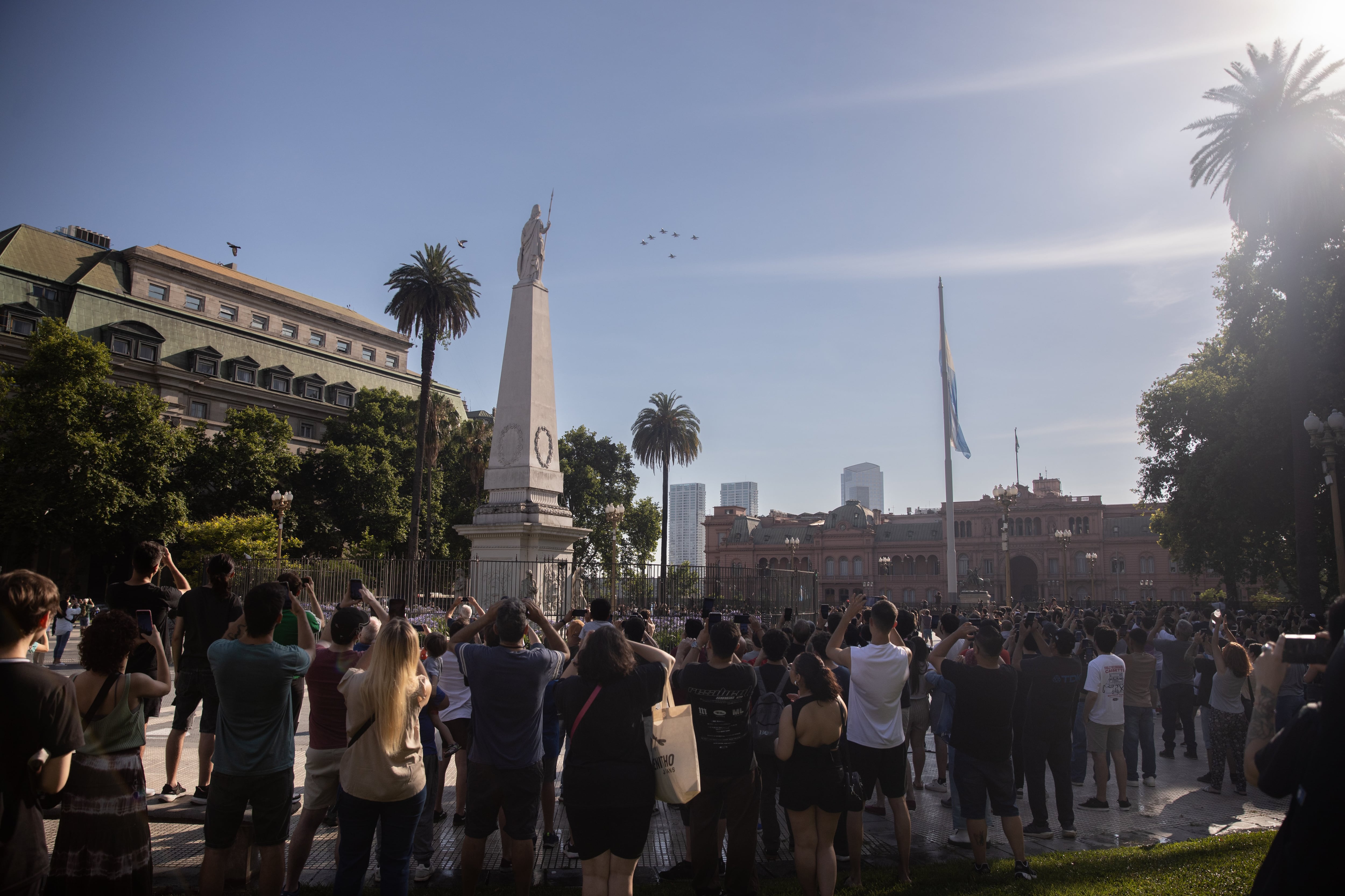 Vuelo rasante de los aviones F-16 sobre la Casa Rosada y la Plaza de Mayo