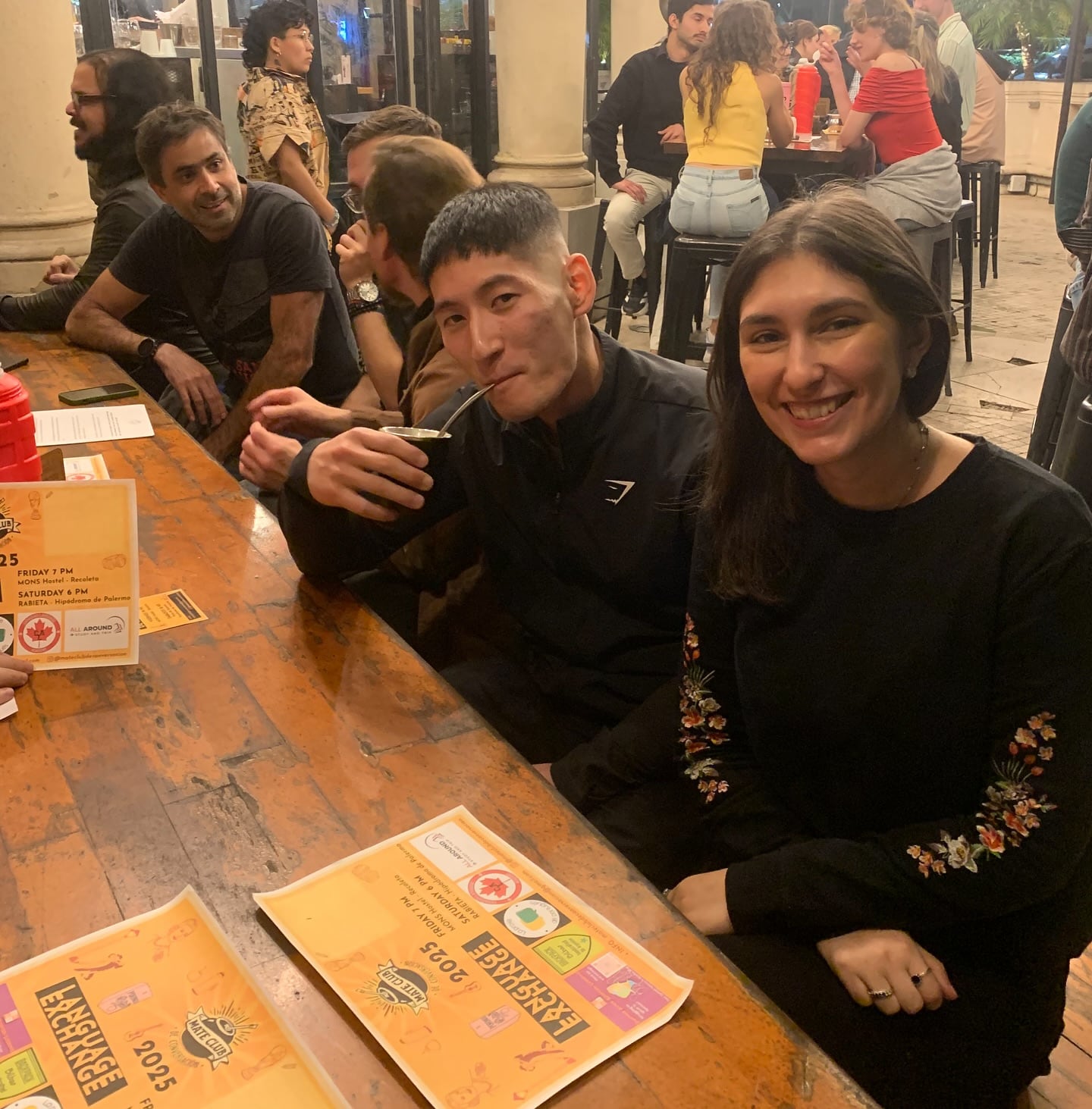 Incluso, algunos institutos de inglés organizan salidas grupales para participar de los encuentros de Mate Club de Conversación como parte de su cronograma educativo