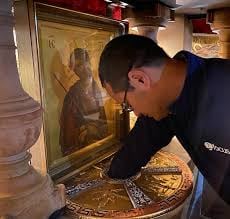 Bajo el altar de la capilla greco-ortodoxa es posible tocar la roca del Gólgota.