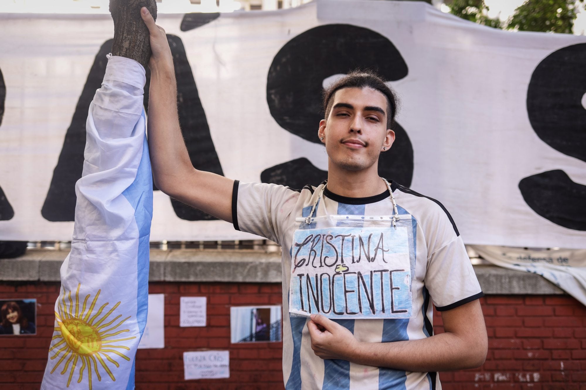 Carteles y banderas de simpatizantes de Cristina Kirchner