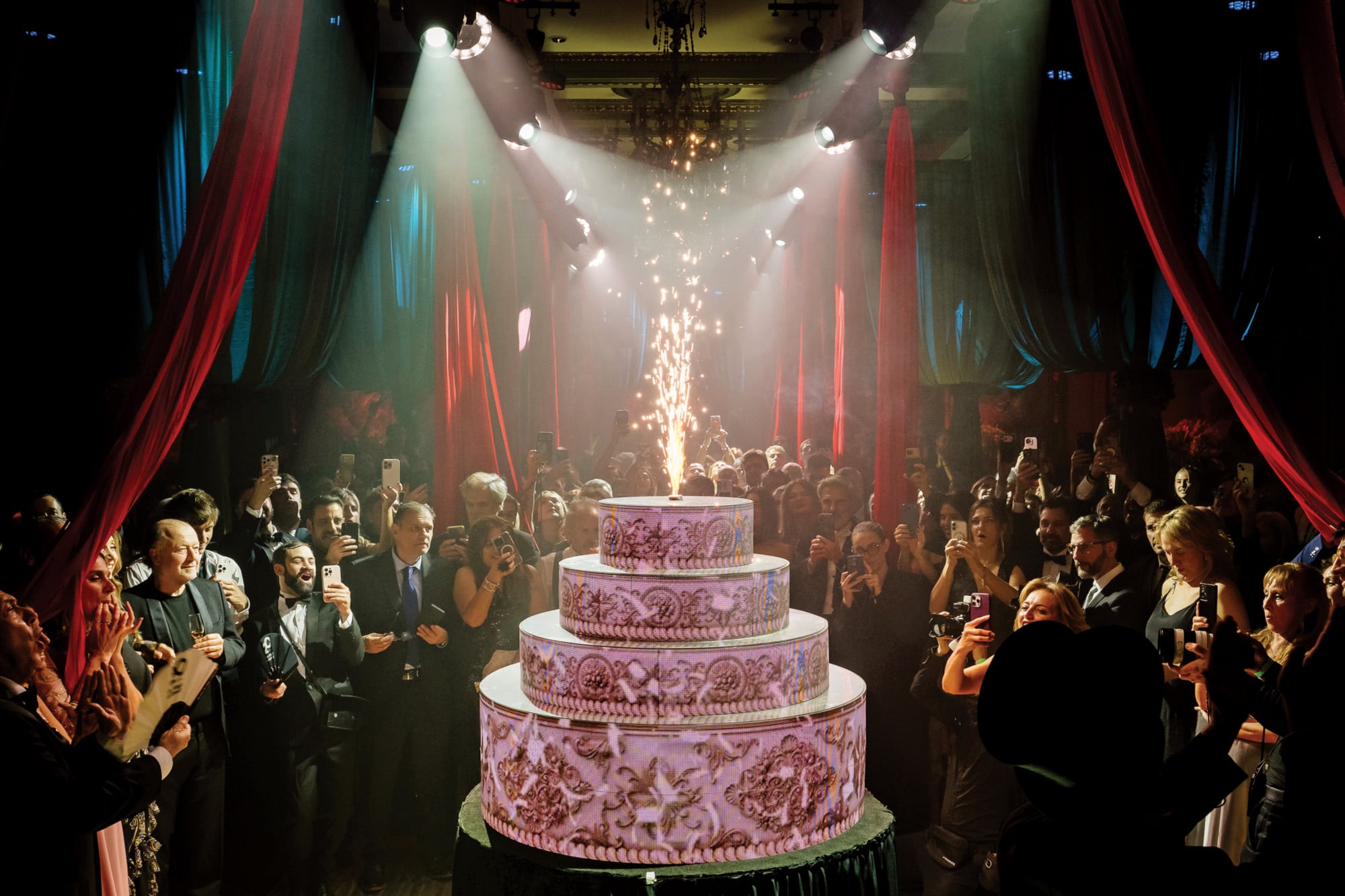 A la medianoche llegó al salón principal una enorme torta en la que, para sorpresa de todos, se proyectaron en forma de hologramas distintas escenas de las múltiples obras realizadas por The Stage Company
