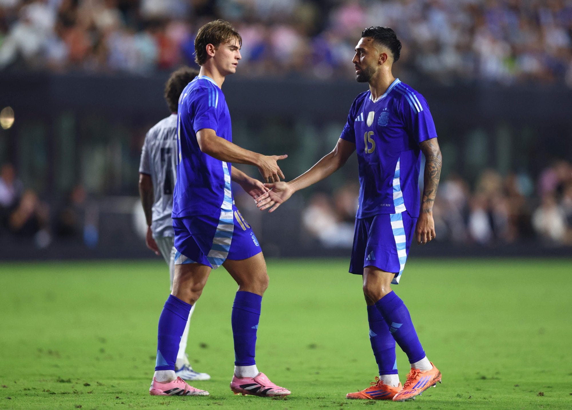 Nico Paz y Nicolás González con la camiseta de la selección ante Puerto Rico: el primero quiere ganarse un lugar, el otro está muy bien considerado por Scaloni