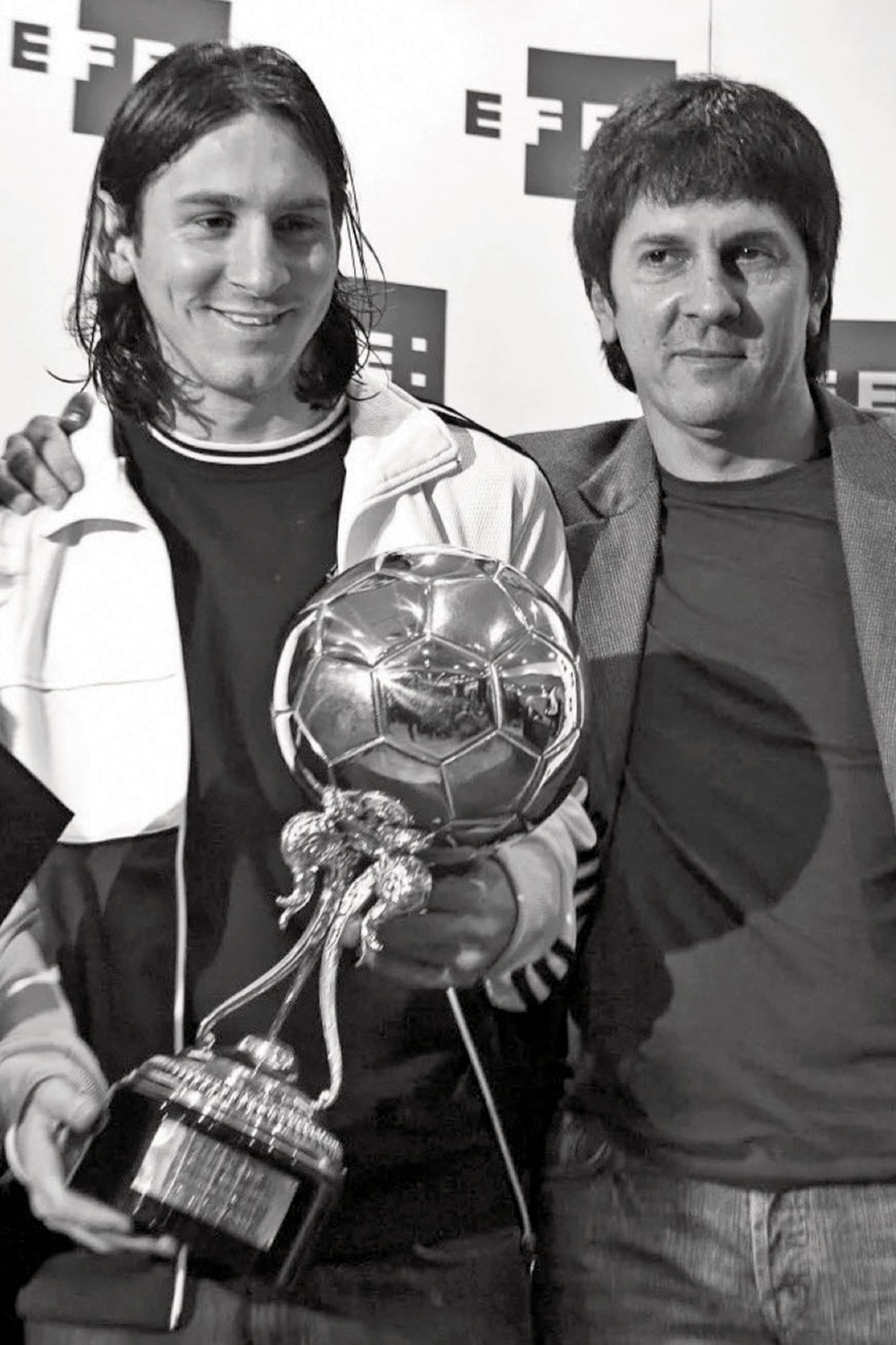 Lionel Messi recibiendo el trofeo EFE, junto con su padre, Jorge