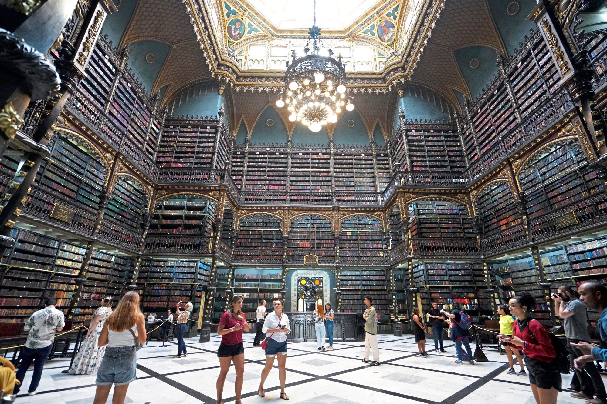 Pasar tiempo en el imponente salón de lectura, presidido por un atrio central bañado de luz natural, gracias a una enorme claraboya de hierro y vidrio delicadamente pintado, es una experiencia única