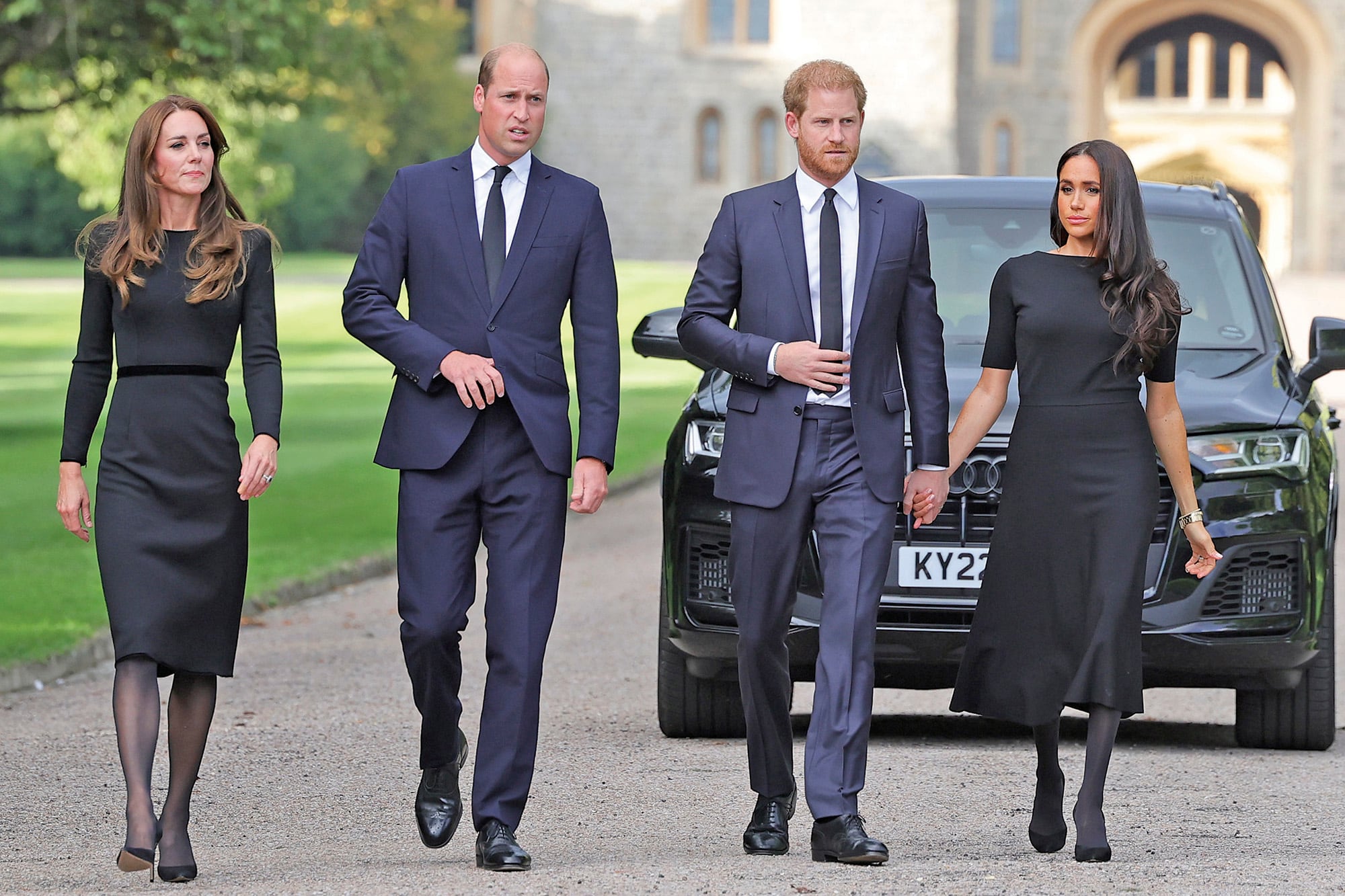 En septiembre de 2022, tras la muerte de Isabel II, los príncipes de Gales y los duques de Sussex se acercan a ver las ofrendas florales que el pueblo había dejado a las puertas del castillo
de Windsor. Fue la última vez que se los vio juntos