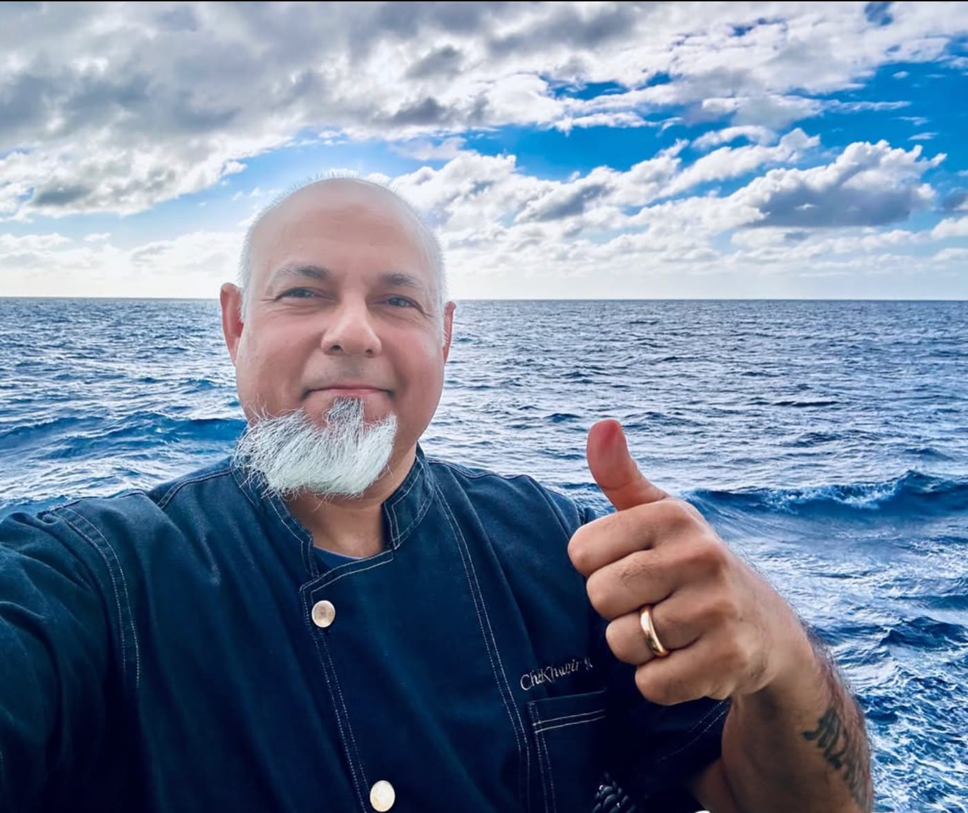 Desde la cubierta del crucero polar MV Hondius, Khabir Moraes les mandó un mensaje tranquilizador a sus seguidores en las redes sociales