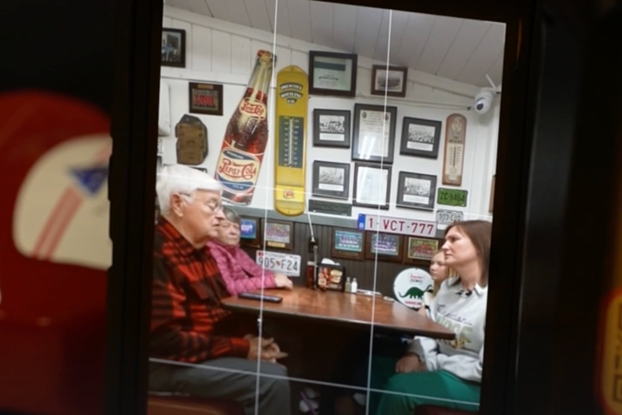 Las imágenes mostraron al repartidor con problemas para subir y bajar los escalones del porche