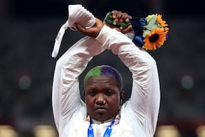 La inusual protesta de la atleta estadounidense que ganó la plata en lanzamiento de peso