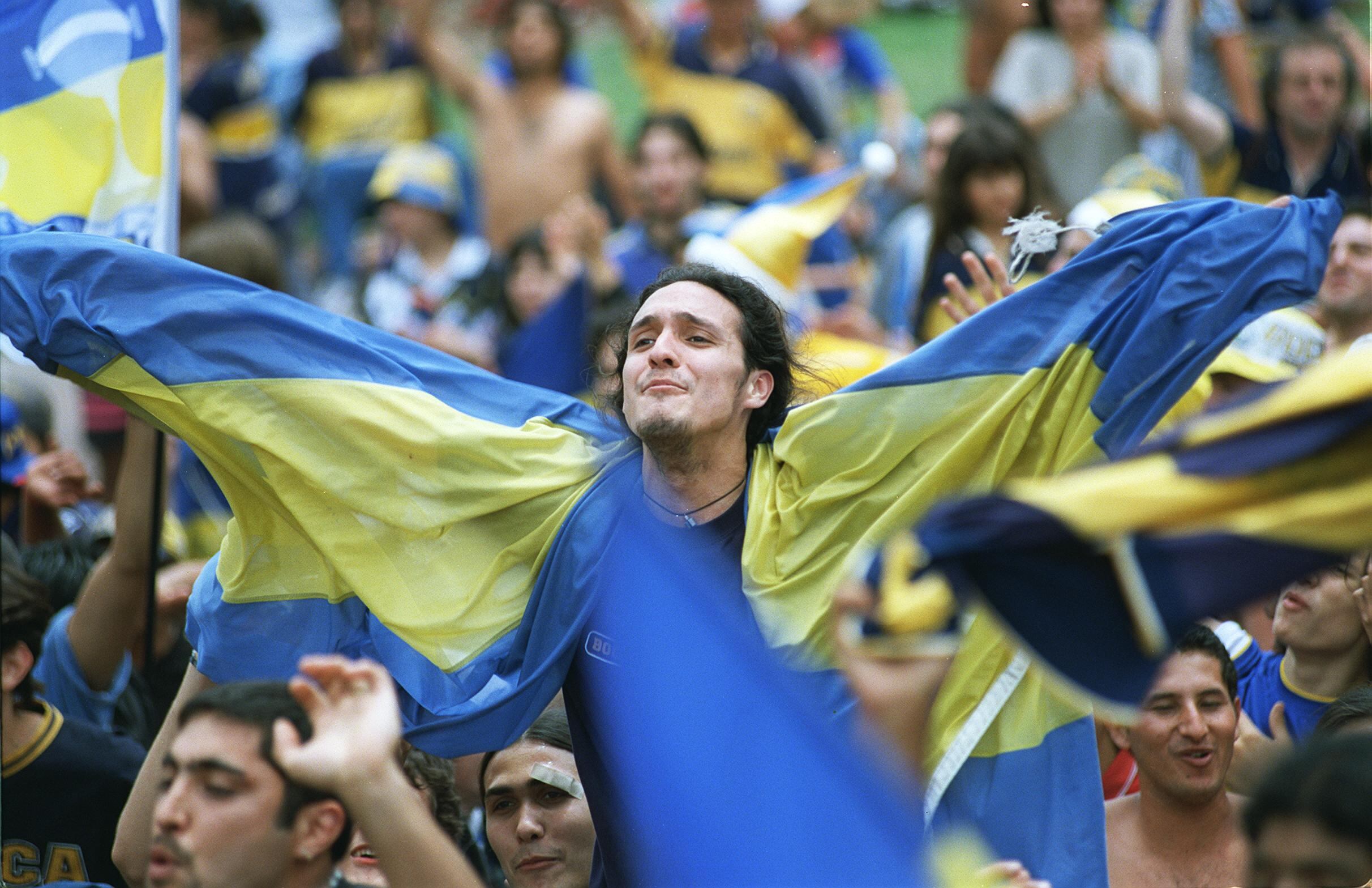 Emoción y banderas: más festejos de hinchas de Boca en el Obelisco el día de la consagración