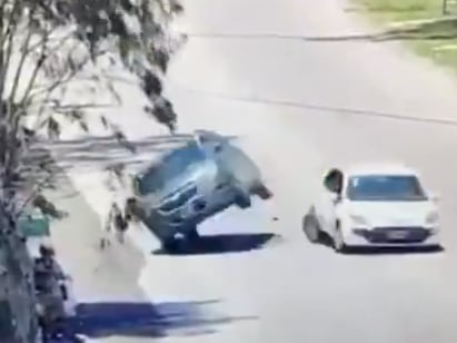 Milimétrico volantazo: chocó de atrás por mirar el celular y estuvo a punto de matar a dos personas en plena avenida