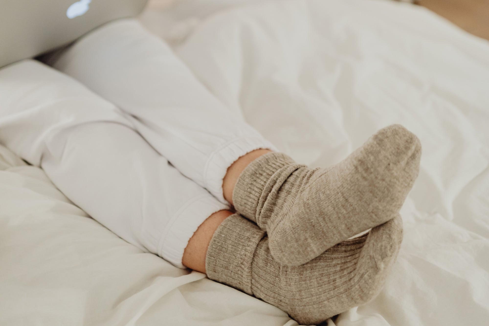 Según la psicología, qué revela el hábito de dormir con medias sobre tu personalidad
