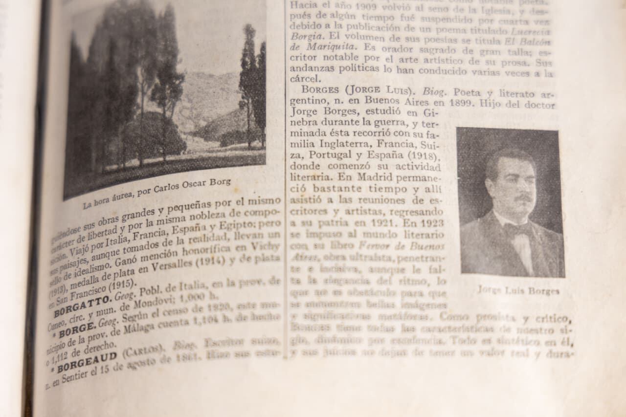 En una oportunidad, un compañero se le acercó con una enciclopedia y señaló la entrada de un tal Jorge Luis Borges.