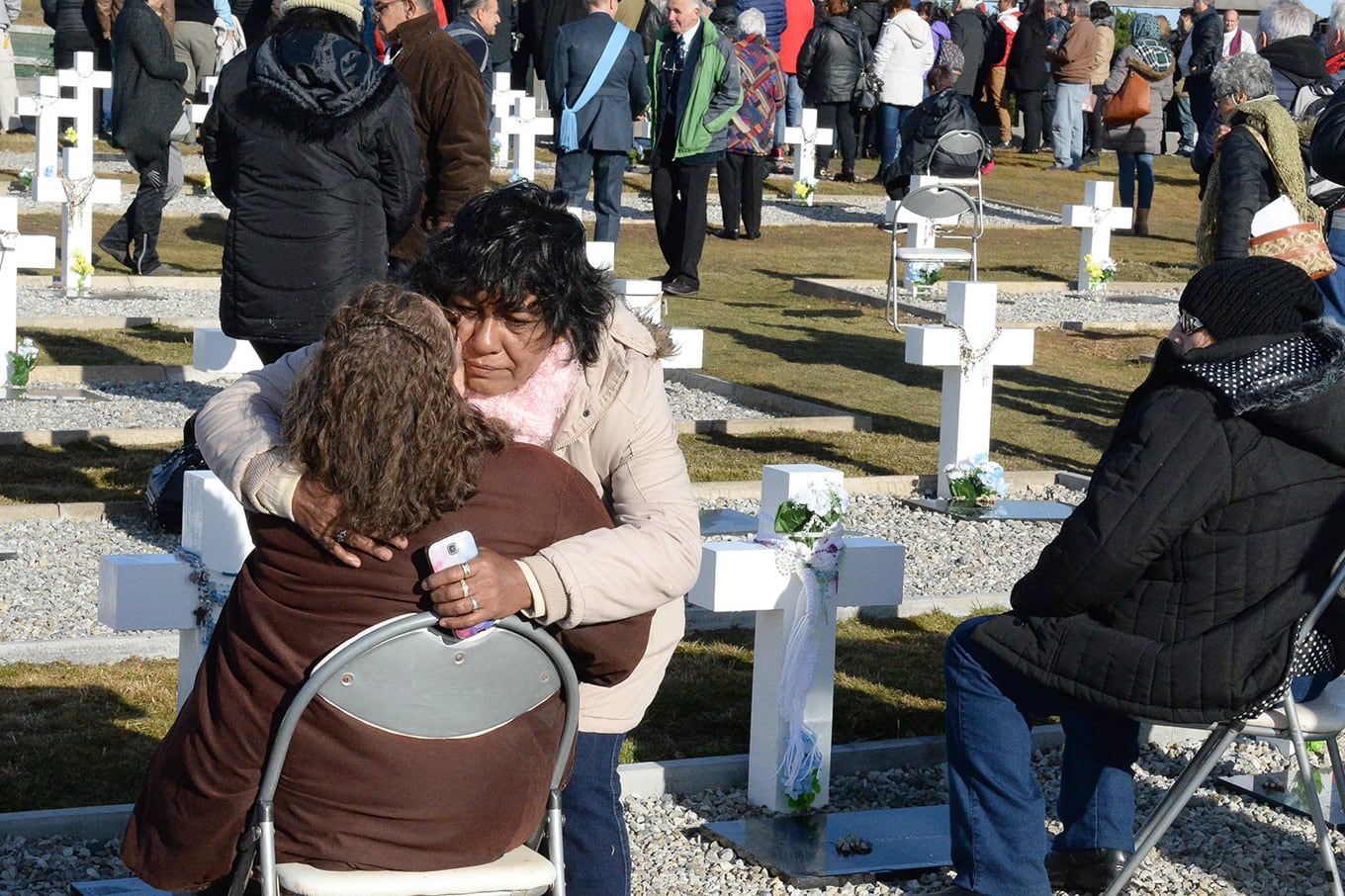 Malvinas: en una histórica ceremonia las familias de 90 soldados pudieron rendirles homenaje en tumbas con nombre, hubo aplausos para el militar británico que los sepultó