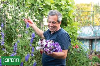 Es florista y en pandemia transformó la terraza en su propio mercado de flores
