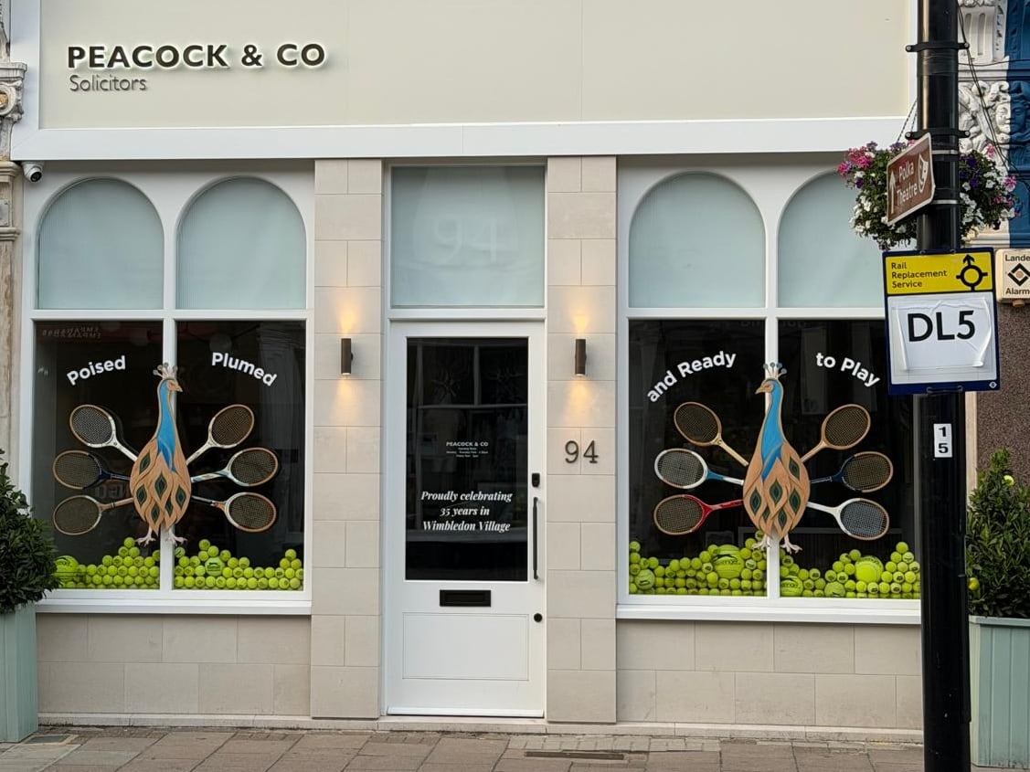 El estudio jurídico Peacock & Co decoró sus ventanas con pavos reales que llevan raquetas antiguas como si fueran plumas