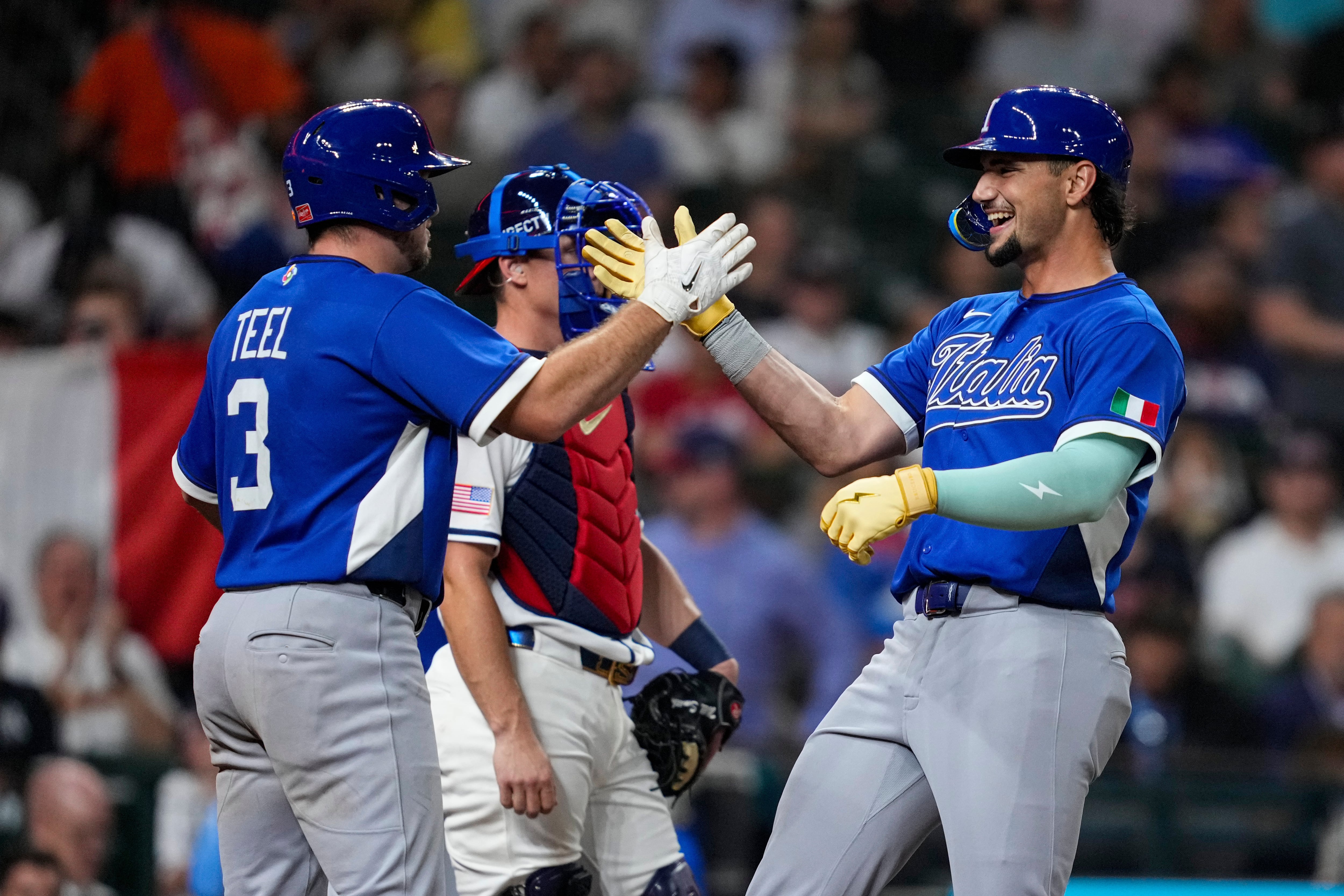 Jac Caglianone, jardinero derecho de Italia, festeja un jonrón con su compañero Kyle Teel, en el duelo del Clásico Mundial ante Estados Unidos, el martes 10 de marzo de 2026 (AP Foto/Ashley Landis)