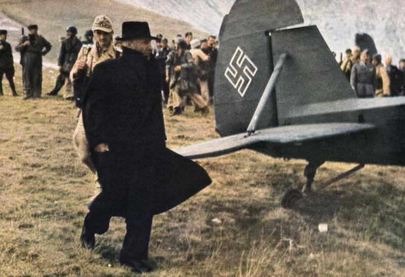 Mussolini fue rescatado por comandos alemanes del hotel de montaña en el que lo habían encerrado tras su caída