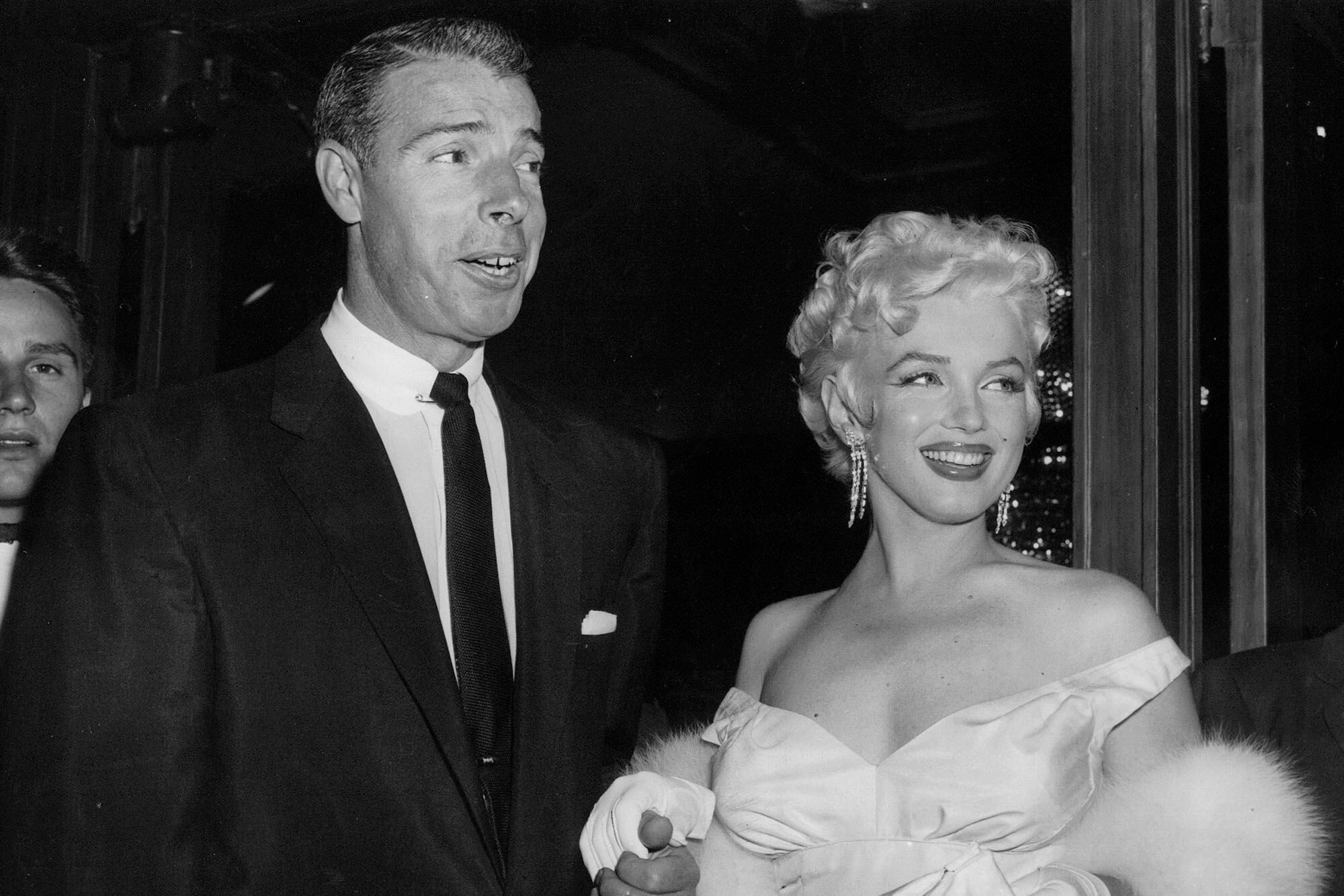 Marilyn Monroe, con un glamoroso vestido de noche, junto a Joe DiMaggio