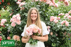 Tiene un jardín con mil rosas y una historia que nadie imagina