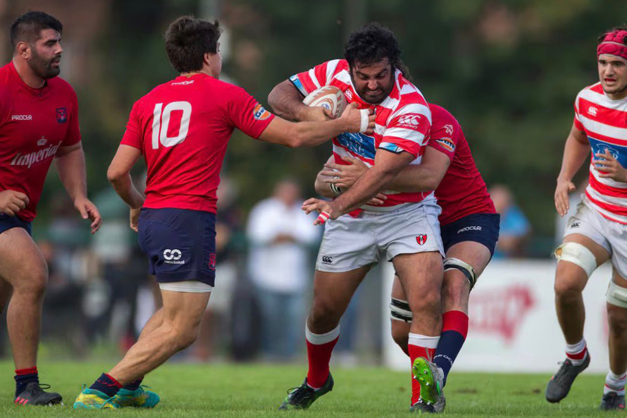 Con la camiseta de Alumni, su club de origen, en un enfrentamiento con Pucará;