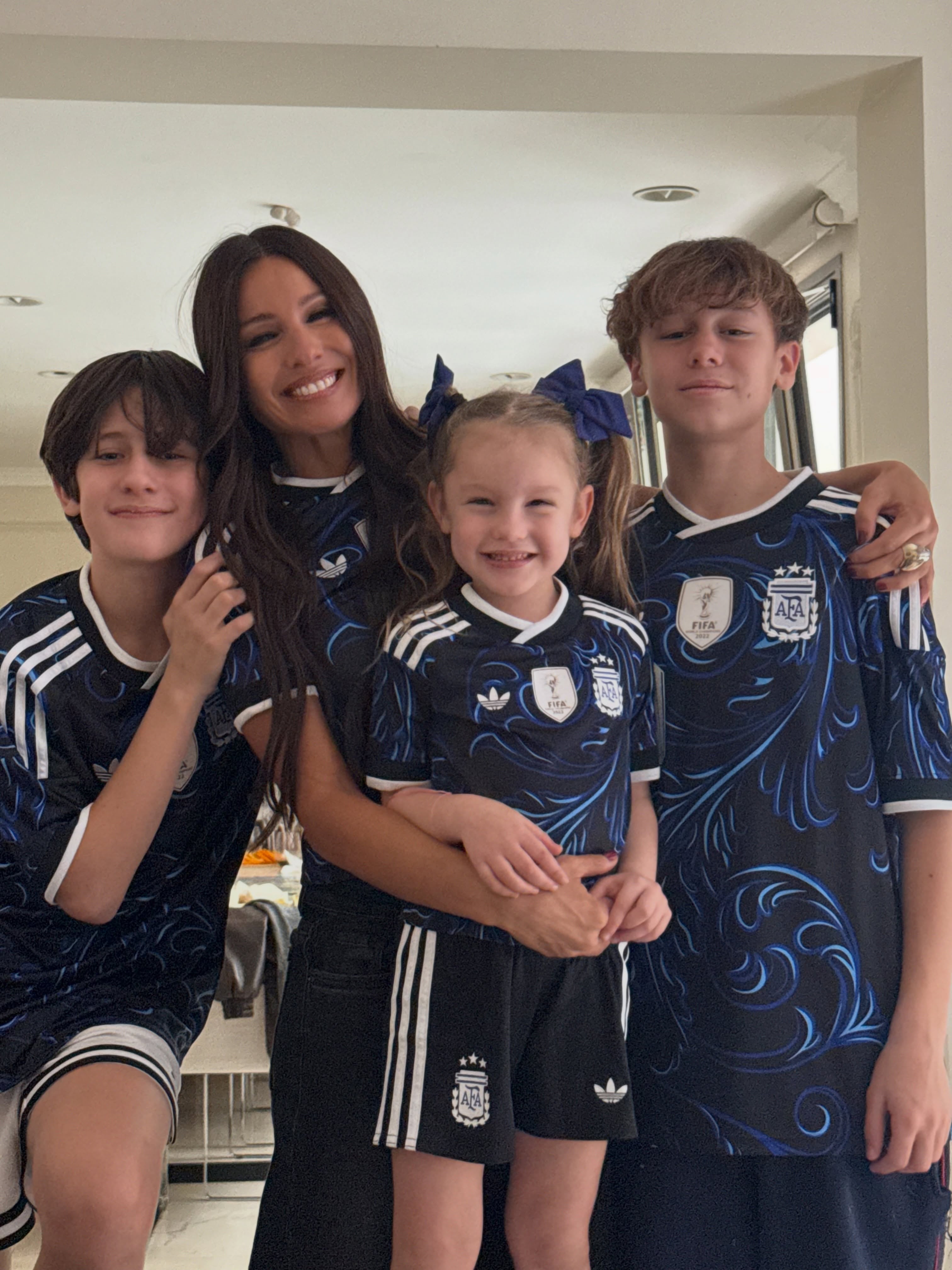 Pampita junto a sus hijos menores, Benicio, Ana y Beltrán (Foto: Instagram @pampitaoficial)