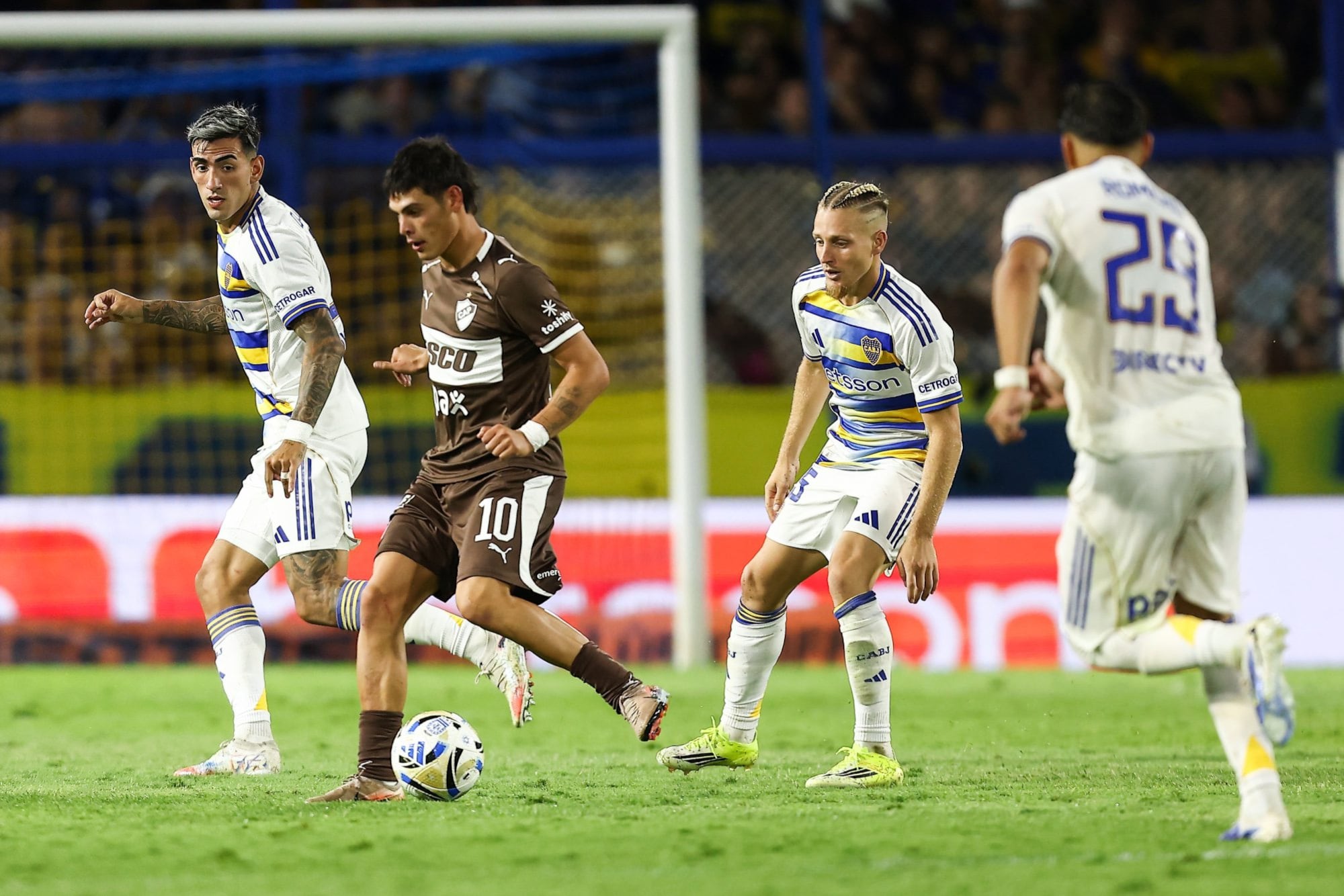 Zapiola domina la pelota ante la mirada de Di Lollo y Ascacibar