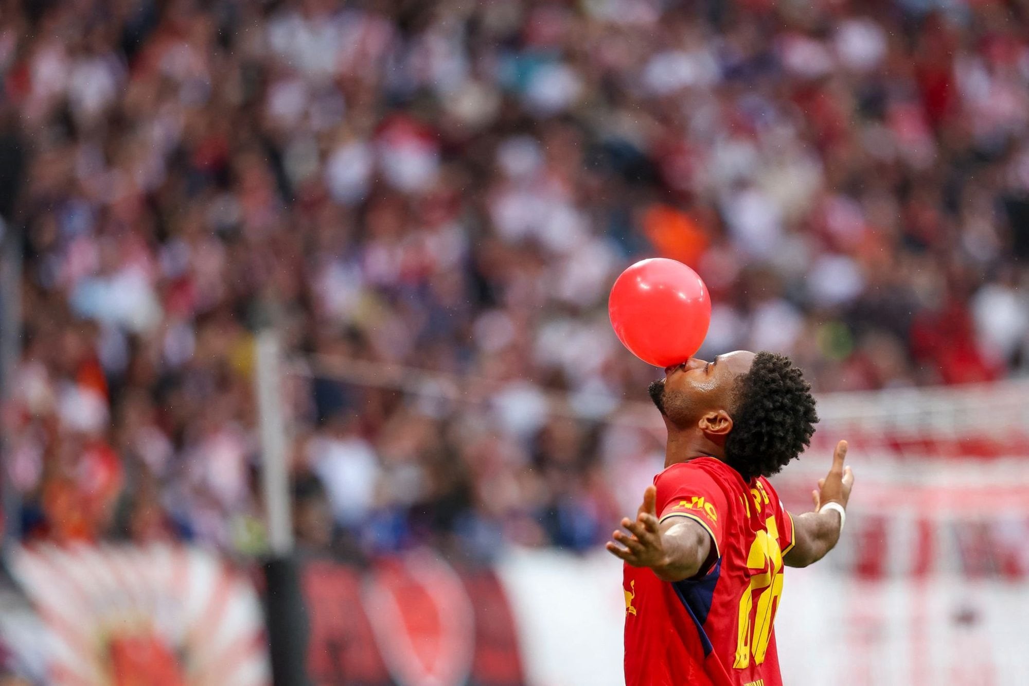 Christopher Nkunku se llevó un globo a la boca para festejar su gol