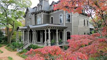 La casa dónde creció 'Vecna’ tiene siete habitaciones y siete baños. Además hay una sala familiar, una habitación de desayunos y una cocina con espacios amplios, un horno doble y un refrigerador de gran tamaño