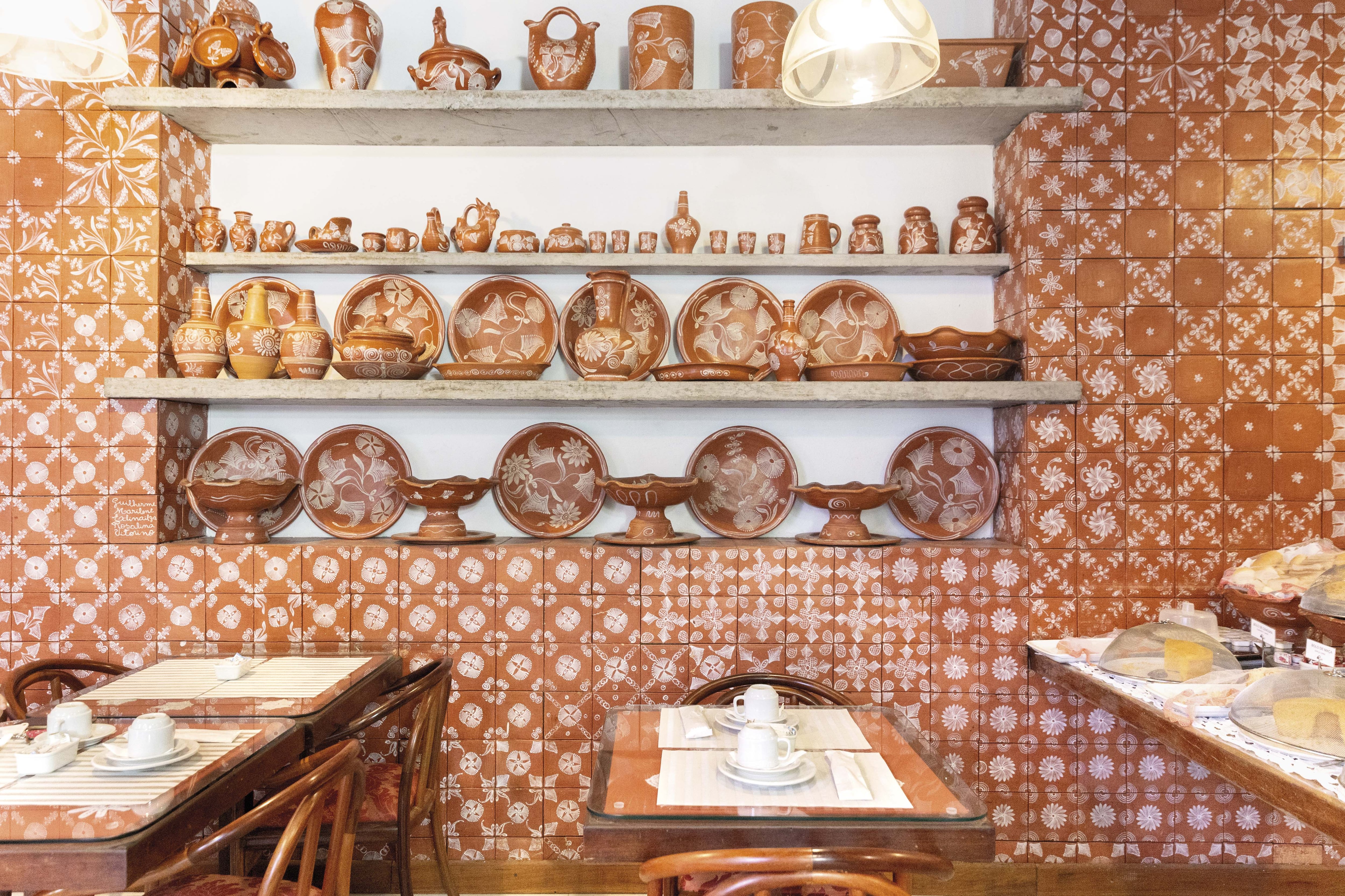 Cerámicas de Maragogipinho, en el desayunador del hotel Catharina Paraguaçu.