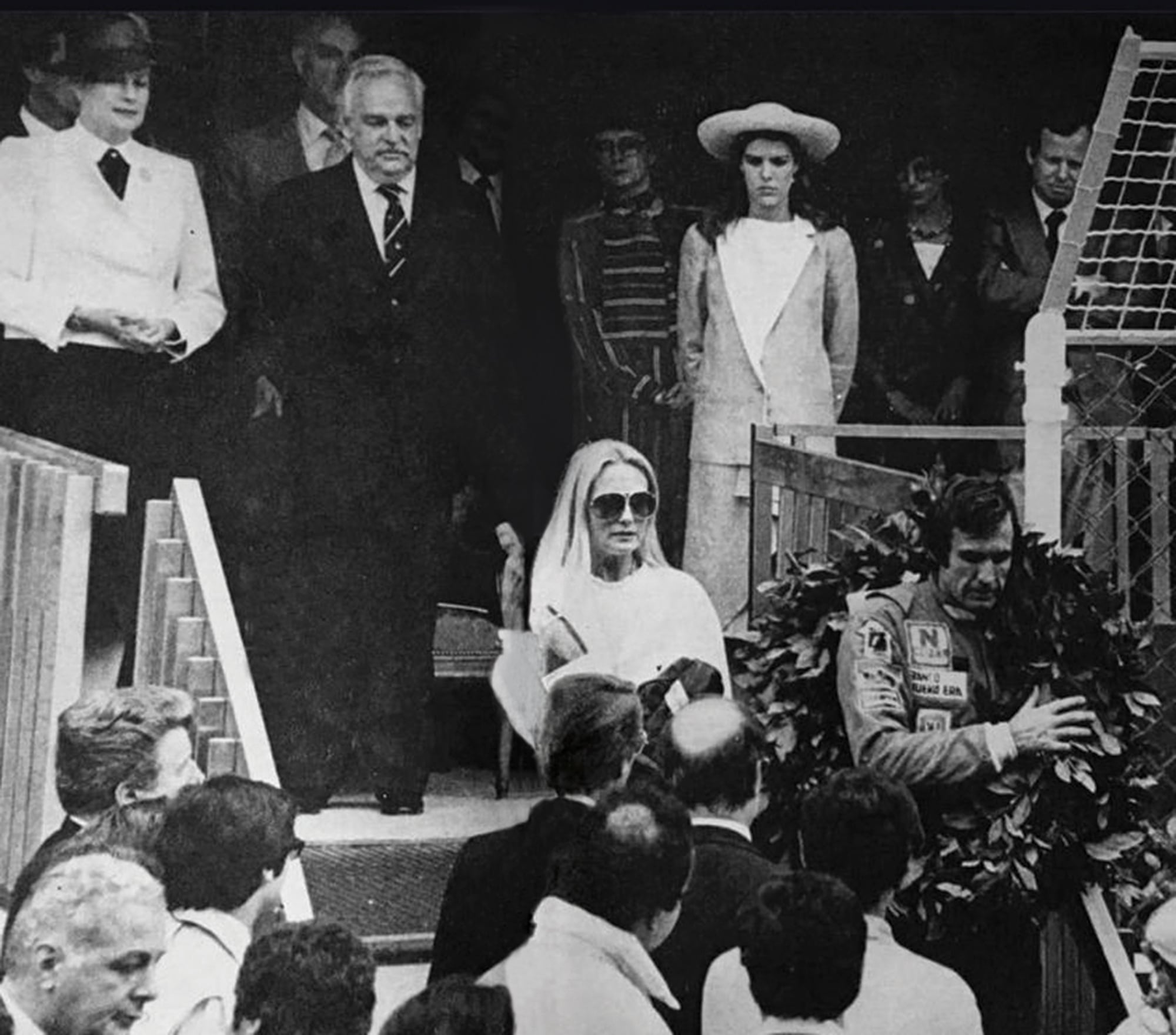 Una foto que dio la vuelta al mundo. Mimicha, en el podio de Mónaco, el 18 de mayo de 1980: ese día, Lole Reutemann (entonces piloto de Williams) había ganado el Grand Prix de Mónaco, y ella subió a recibir el premio junto con su marido
subió a recibir el premio con su marido.