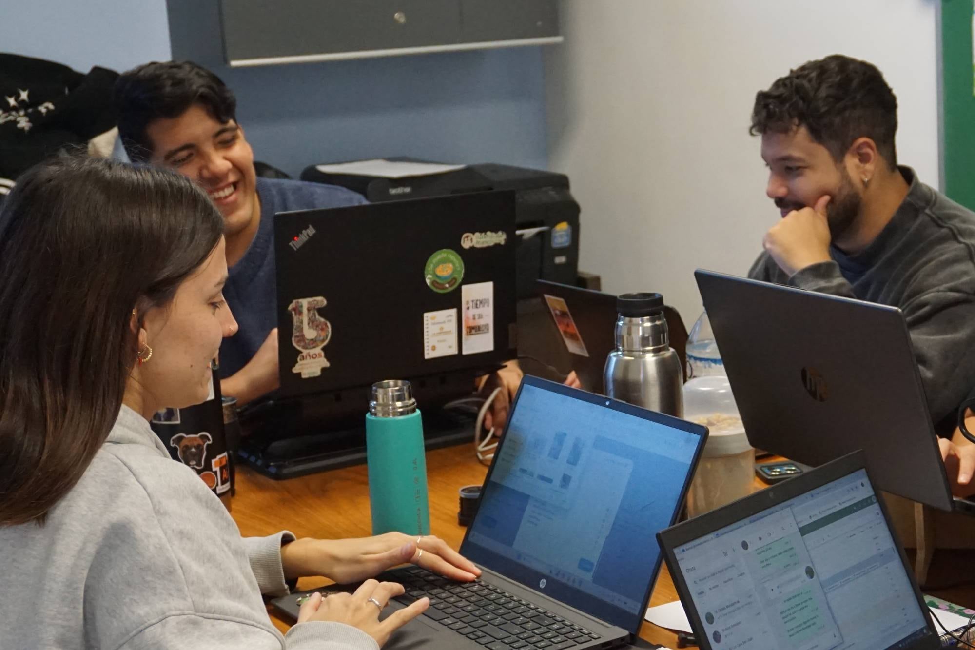 Hoy, Adrián (a la izquierda) trabaja en el equipo de comunicación de la fundación Franciscana