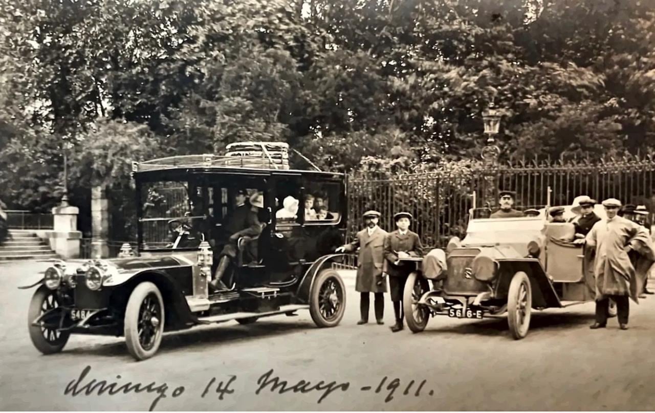 El Rolls-Royce Silver Ghost durante una aprada en París, junto al auto de apoyo antes de adentrarse en las carreteras - Foto del domingo 14 de mayo de 1911. (Cortesía familia Pereyra Iraola)