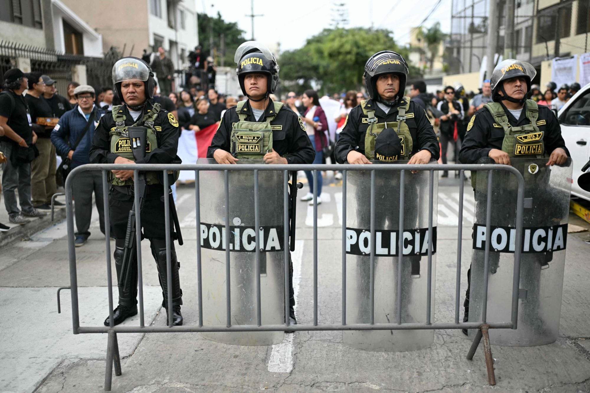 Policías montan guardia a las afueras del centro de votación donde la candidata presidencial peruana Keiko Fujimori votó en la segunda vuelta