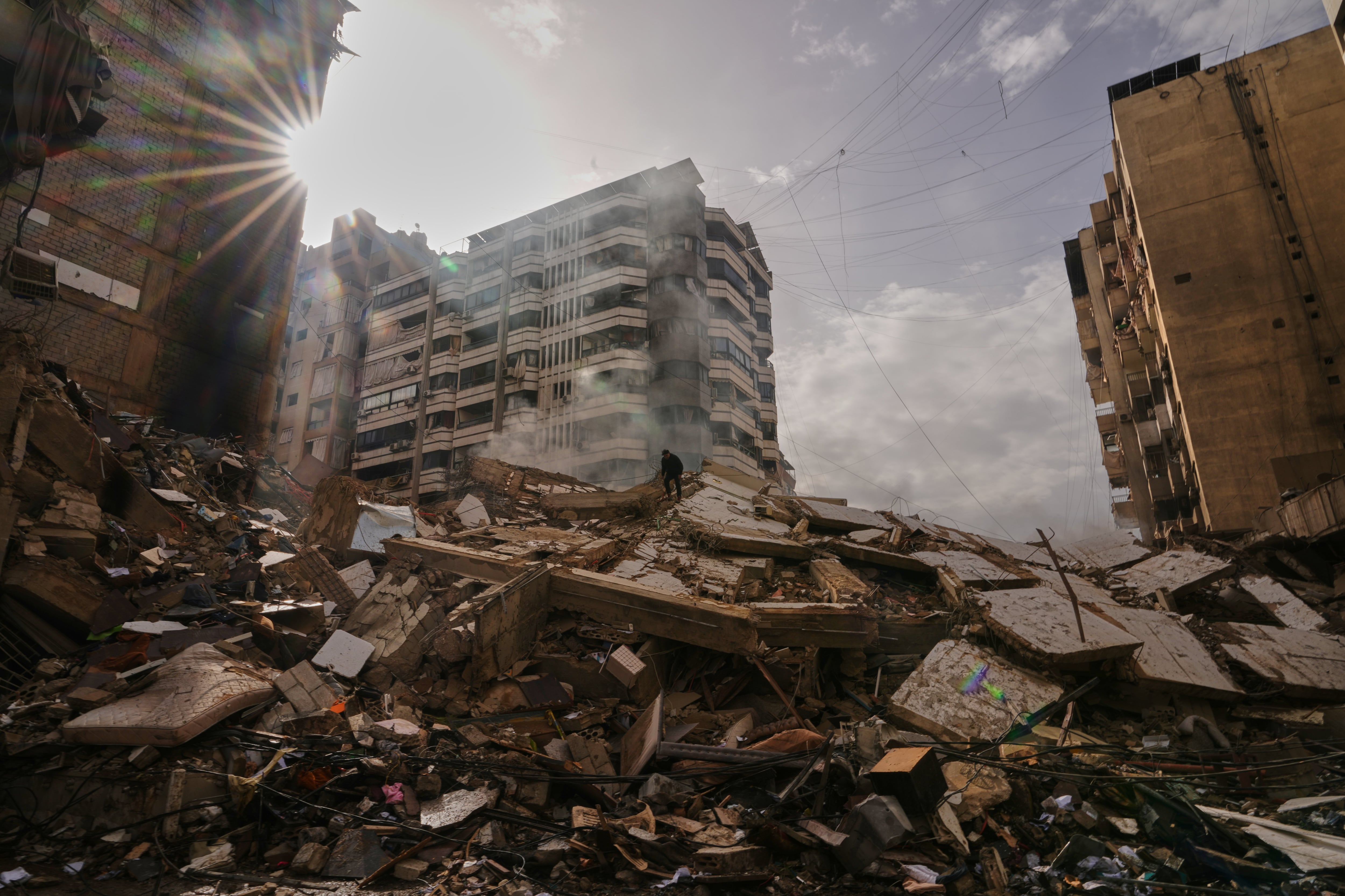Destrucción escalofriante en los suburbios de Beirut tras bombardeos israelíes (AP Photo/Hassan Ammar)