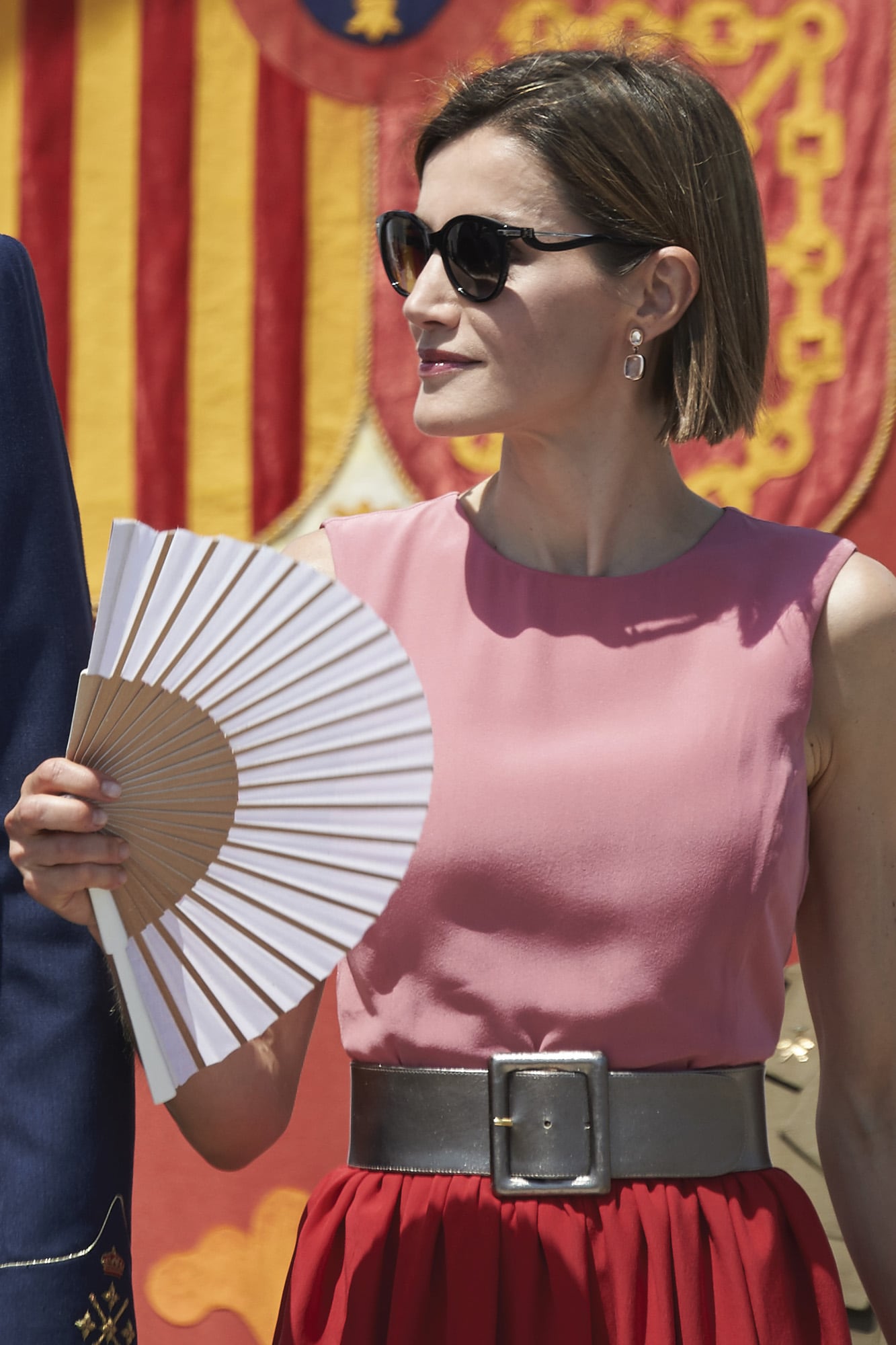 EL MÁS VERSÁTIL. En blanco y madera, este modelo discreto le vino como anillo al dedo para no eclipsar su estilismo –anteojos, colores llamativos y cinturón ancho y metalizado– para asistir a la entrega de Reales
Despachos de Empleo en la Academia General de Aire de San Javier (Murcia), en julio de 2015
