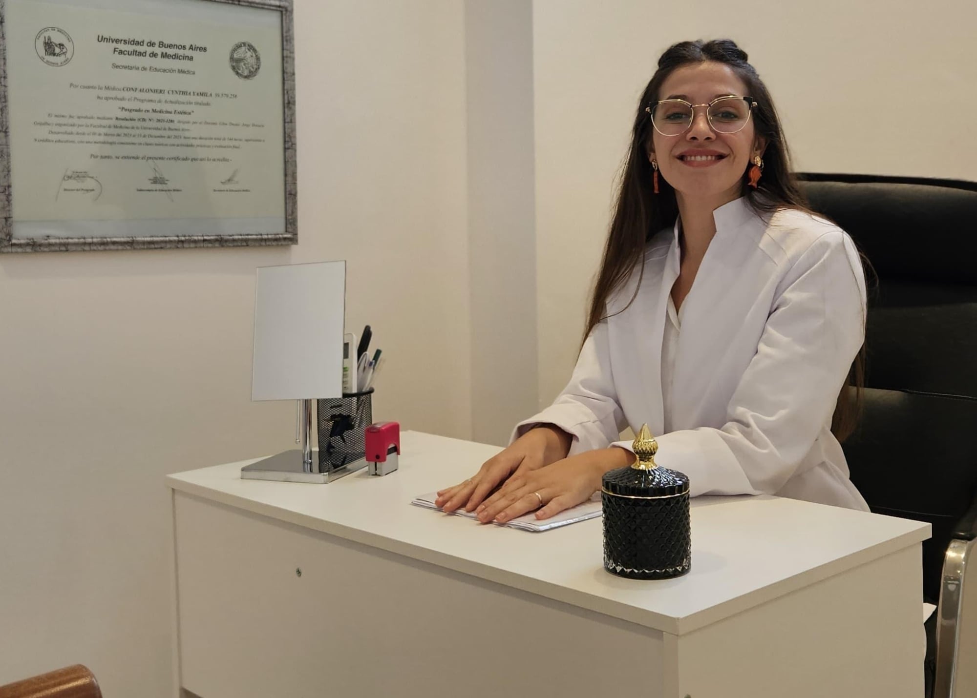 Cynthia en su consultorio disfrutando de su trabajo.