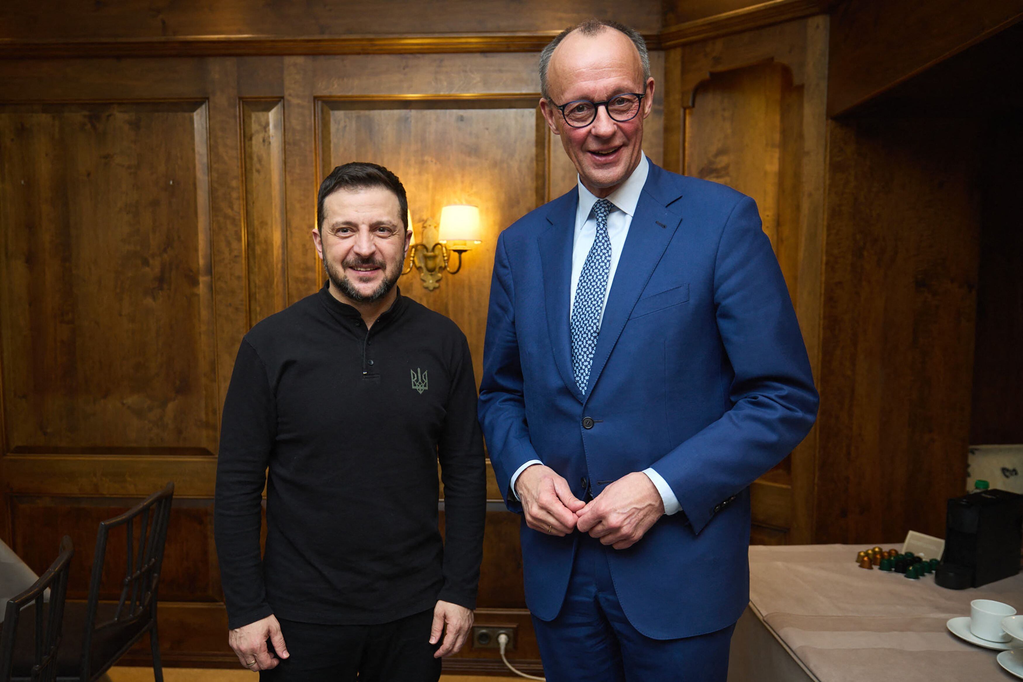 El presidente de Ucrania, Volodymyr Zelensky (izq.), posa para una fotografía con el líder de la Unión Demócrata Cristiana (CDU) de Alemania y el candidato a canciller Friedrich Merz (der.), antes de sus conversaciones al margen de la 61ª Conferencia de Seguridad de Munich (MSC) en Munich, sur de Alemania