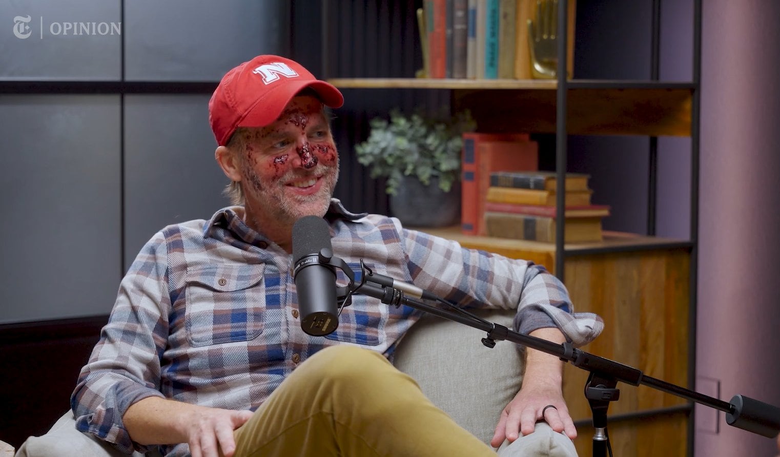 Durante la entrevista con The New York Times, el exsenador asistió con el rostro cubierto de sangre y explicó que es uno de los efectos de la medicación que toma que no puede controlar