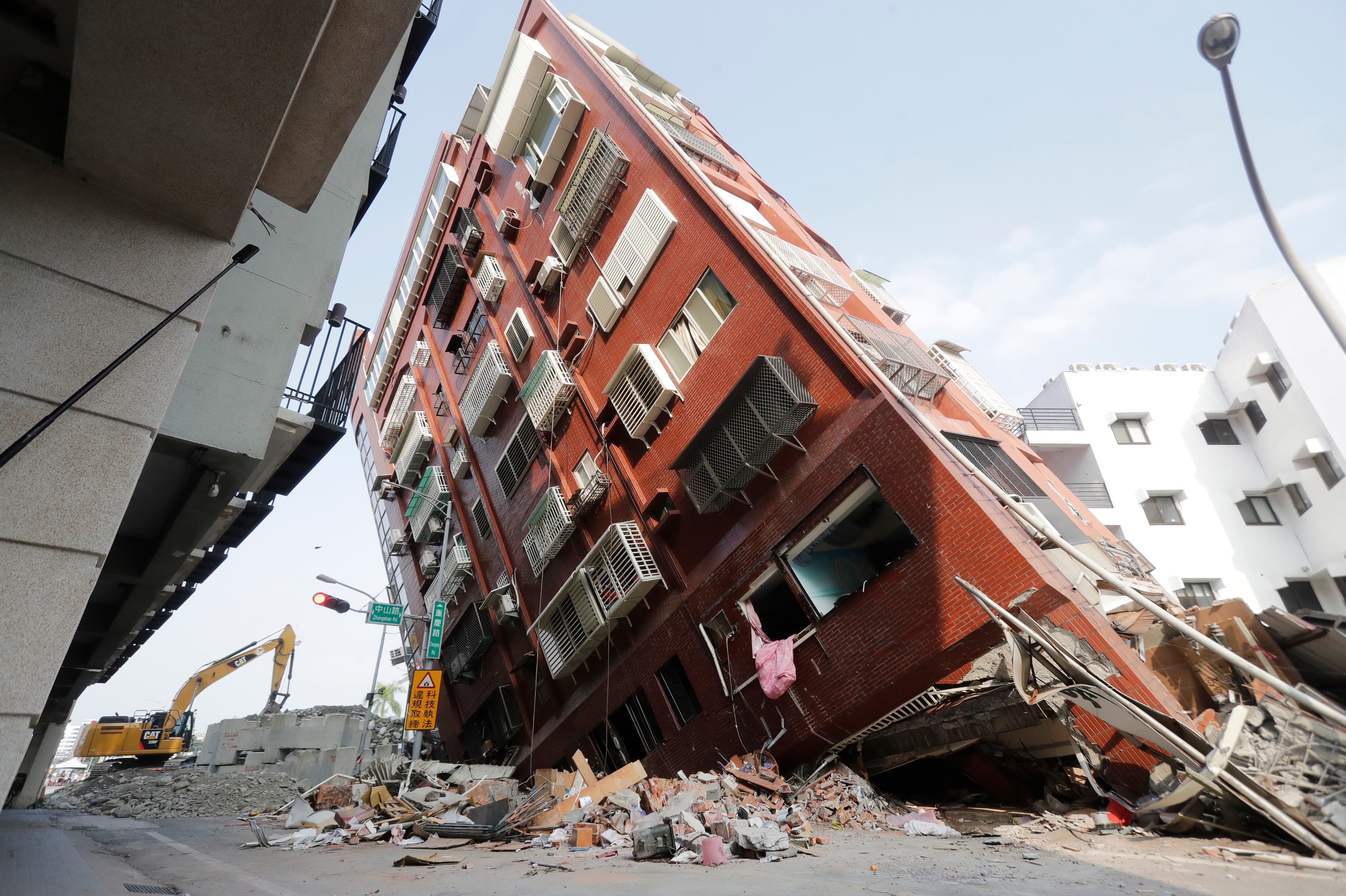 Taiwán: así se movía un escritorio con libros por una serie de terremotos