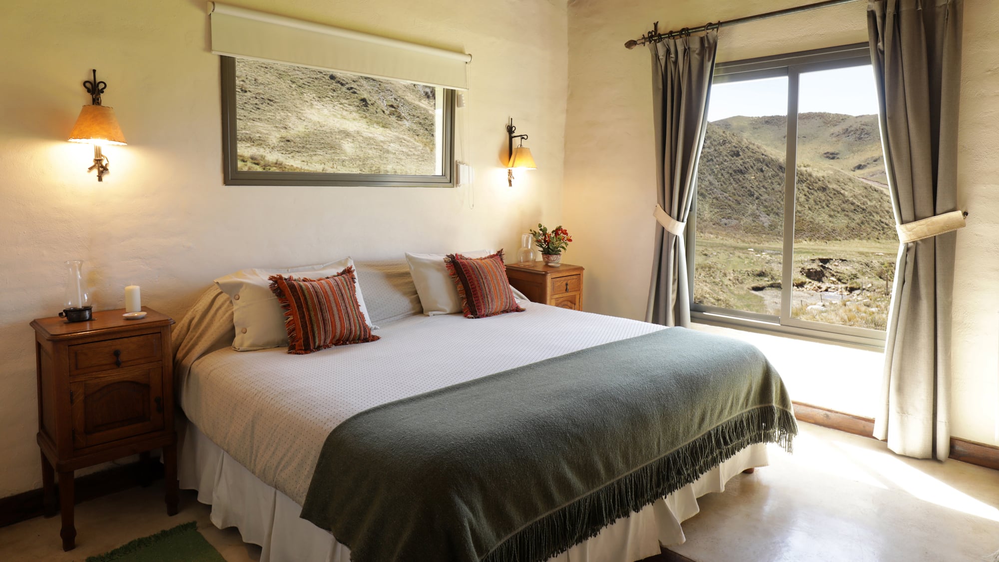 Las seis habitaciones abundan en tonos tierra y tienen vistas a las montañas.